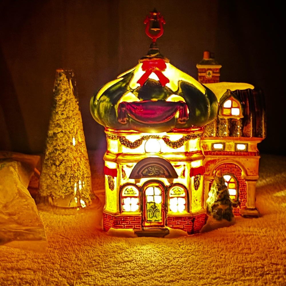 Department 56 North Pole Beauty Shoppe Tested